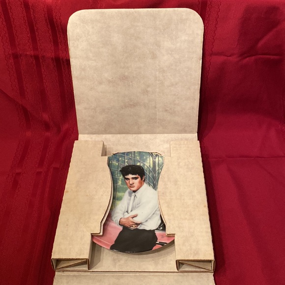 Elvis Presley: Looking at a Legend Delphi Collector Plate - 8 1/2” - Picture 7 of 7